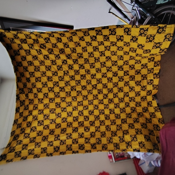 Black and Yellow Quilted Blanket - Picture 2 of 3